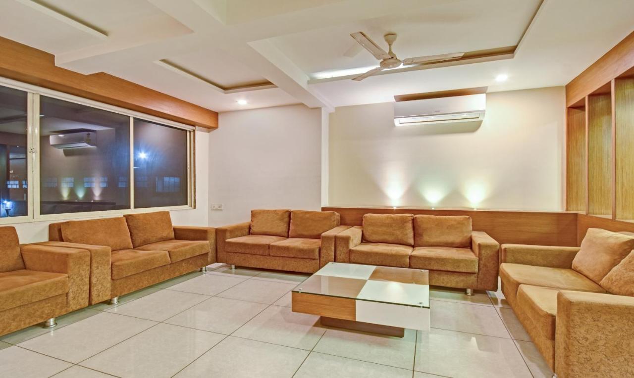 Hotel Luxura, Ahmedabad Exterior foto