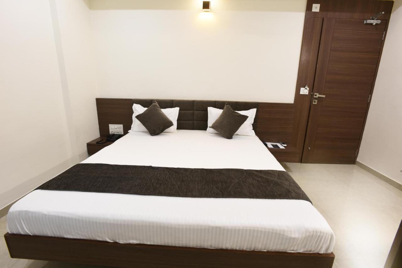 Hotel Luxura, Ahmedabad Exterior foto